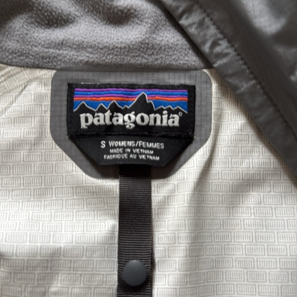 Patagonia women’s gray small raincoat - Picture 3 of 4